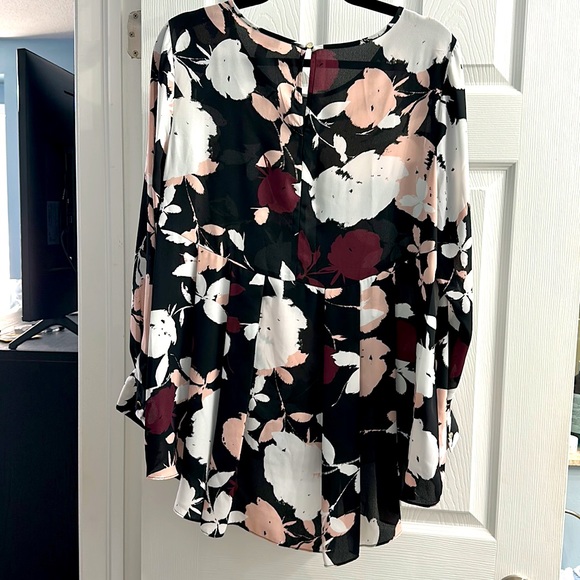 Vince Camuto “Tuxedo style” Floral Blouse - Picture 4 of 6